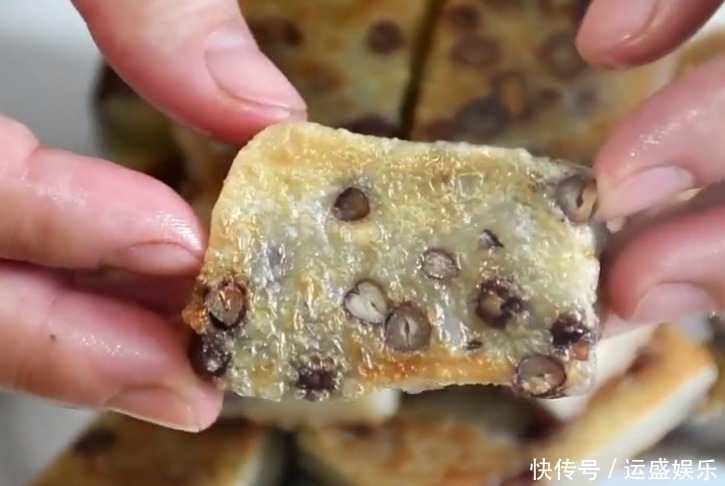 天冷多吃红豆,健胃生津,增强抵抗力,做成糯米糕,家人抢着吃