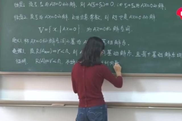 没曾想这位美女大学教师的课堂板书如此惊艳，字迹堪比“印刷体”