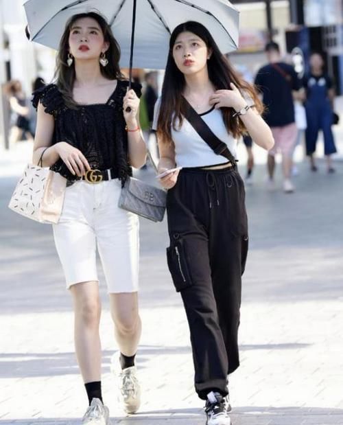 美丽|街拍小姐姐一款白色的半袖短款连衣裙,服饰修身美丽,大方得体