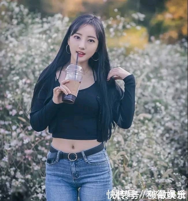 蓝白色 时尚穿搭:紧身牛仔裤小姐姐,身姿丰腴,让人眼前一亮!