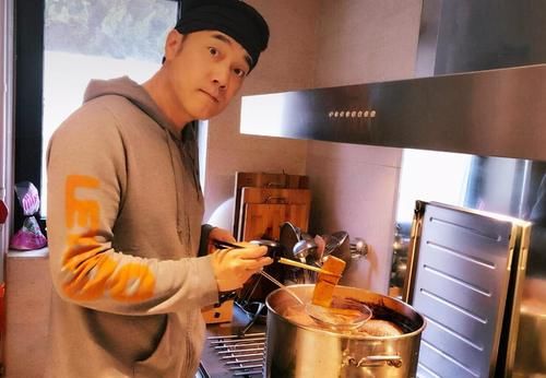 “厨艺俱佳”的明星老爸，黄磊第三，林依轮第二，没想到他是榜首