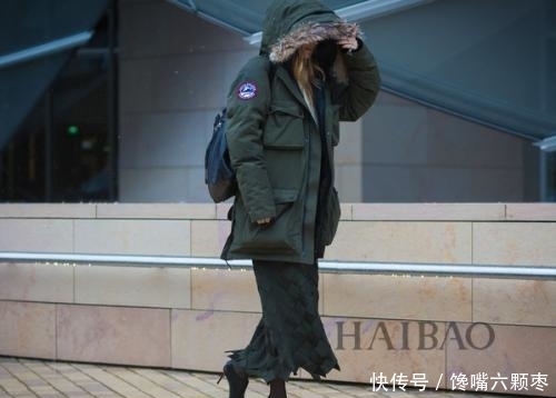 长裤|羽绒服搭长裤已经过时,尝试这3种半身裙的搭配,精致美观!