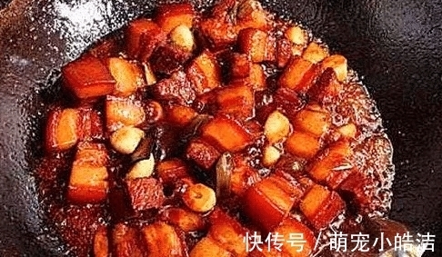 炒糖色时,应该放油还是放水?很多人都做错 ,难怪肉发苦发焦!