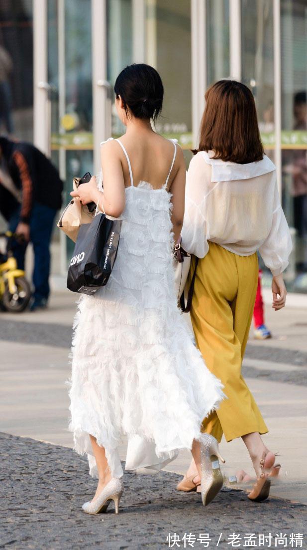 吊带 街拍:小姐姐穿白色吊带连衣裙裹出曼妙的身姿,气质优雅很出众