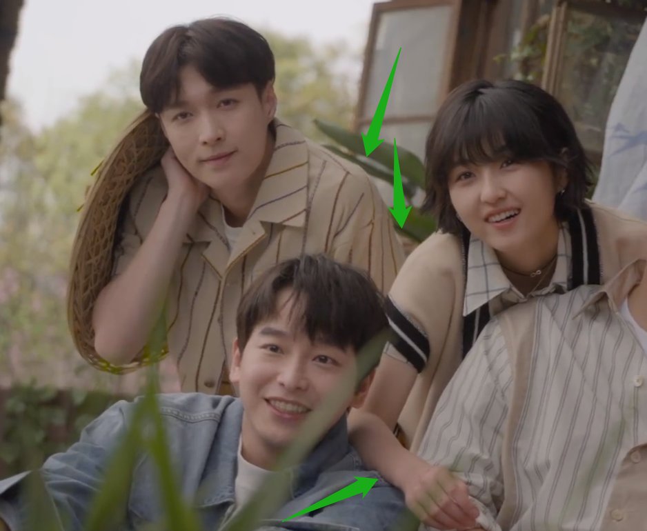 《向往5》定档全家福,张艺兴站张子枫身后,他的动作显绅士人品