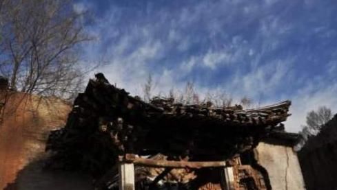  古庙之中|“宁可夜宿荒坟，不可夜居古庙”，是何意？古庙比荒坟更可怕吗？