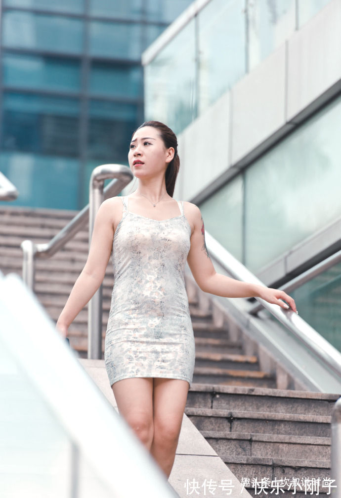 辣妈 时髦辣妈的别致穿搭,选择亮眼吊带,展现出时尚气质