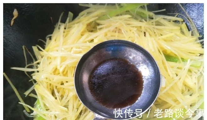 青辣椒|炒土豆丝时,直接倒醋是外行,教你1个妙招,土豆丝好吃不呛口