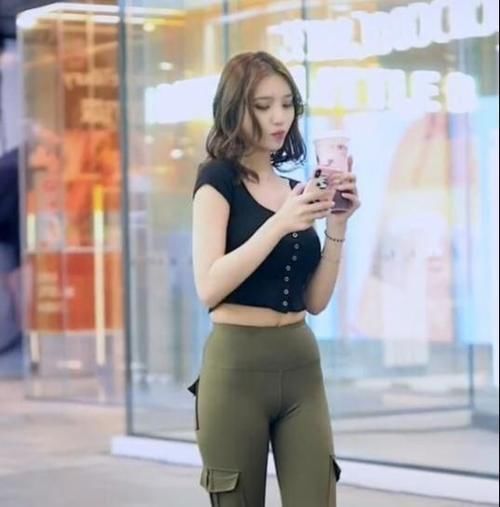 美女 最近流行的瑜伽裤“打底”,美女穿出了极致美,身材太赞了!