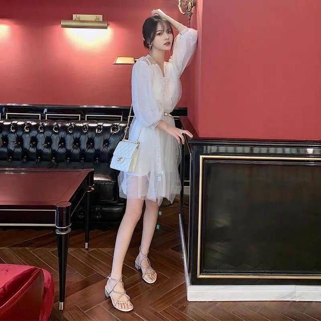 简约精致的水钻凉鞋，低调的奢华美，足以匹配你的高雅气质