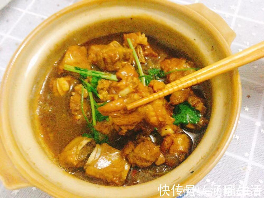 排骨新做法：不用油炒，步骤简单，做出来的排骨连汤汁都下饭！