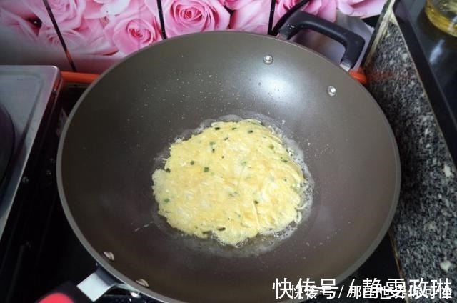 黑胡椒粉|两个土豆两个鸡蛋,无需面粉做美食,儿子吃一次就忘不了,真香