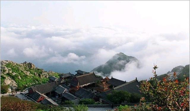 历代帝王封禅泰山,祭地仪式其实在相距数十里高约百米的小山上!