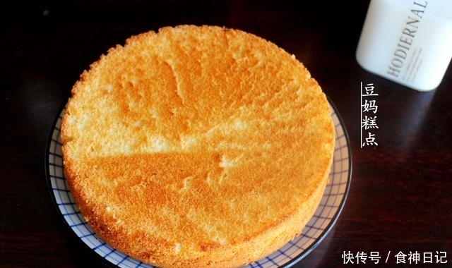 不用油不用牛奶,教你做蜂蜜蛋糕,蒸或烤都可以,只需4种食材