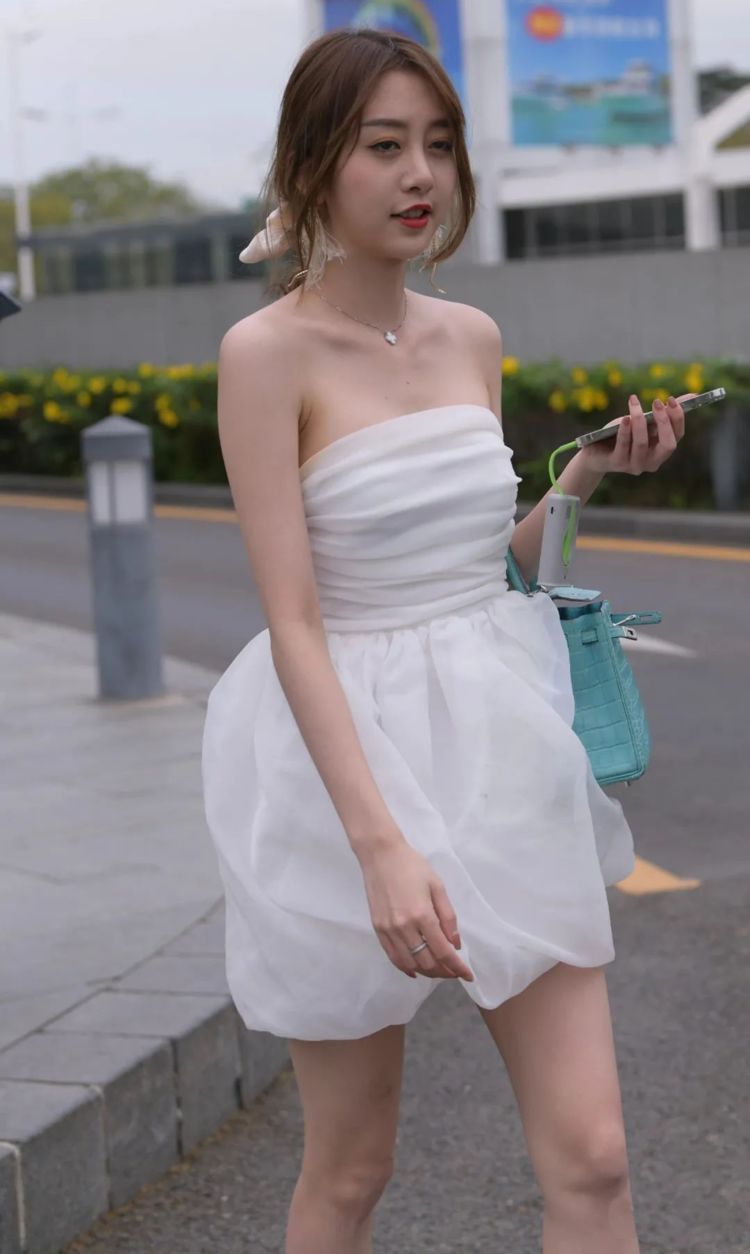 抹胸裙 蕾丝抹胸裙搭配尖头细跟鞋,穿出细节和窈窕之美,优雅又迷人