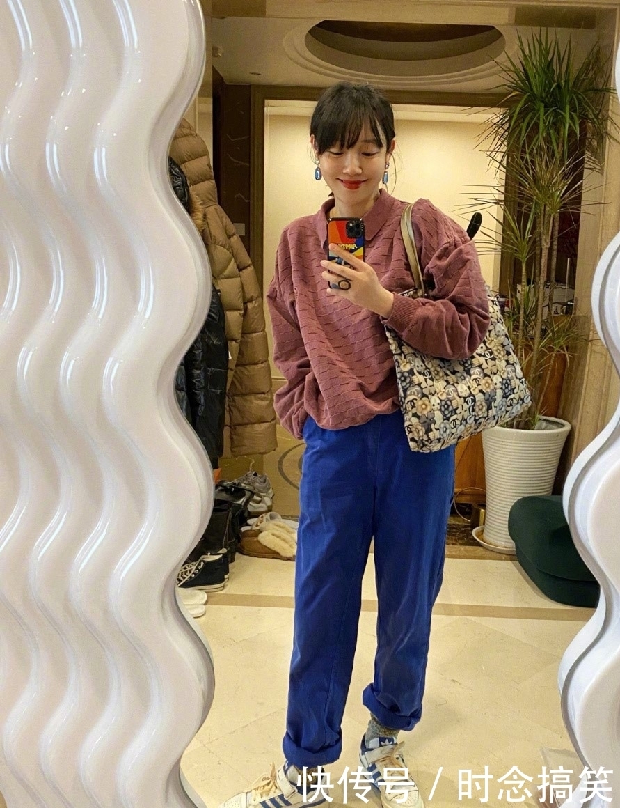 白百合示范早春穿搭！卫衣+休闲裤学着这样穿，时髦减龄又舒适