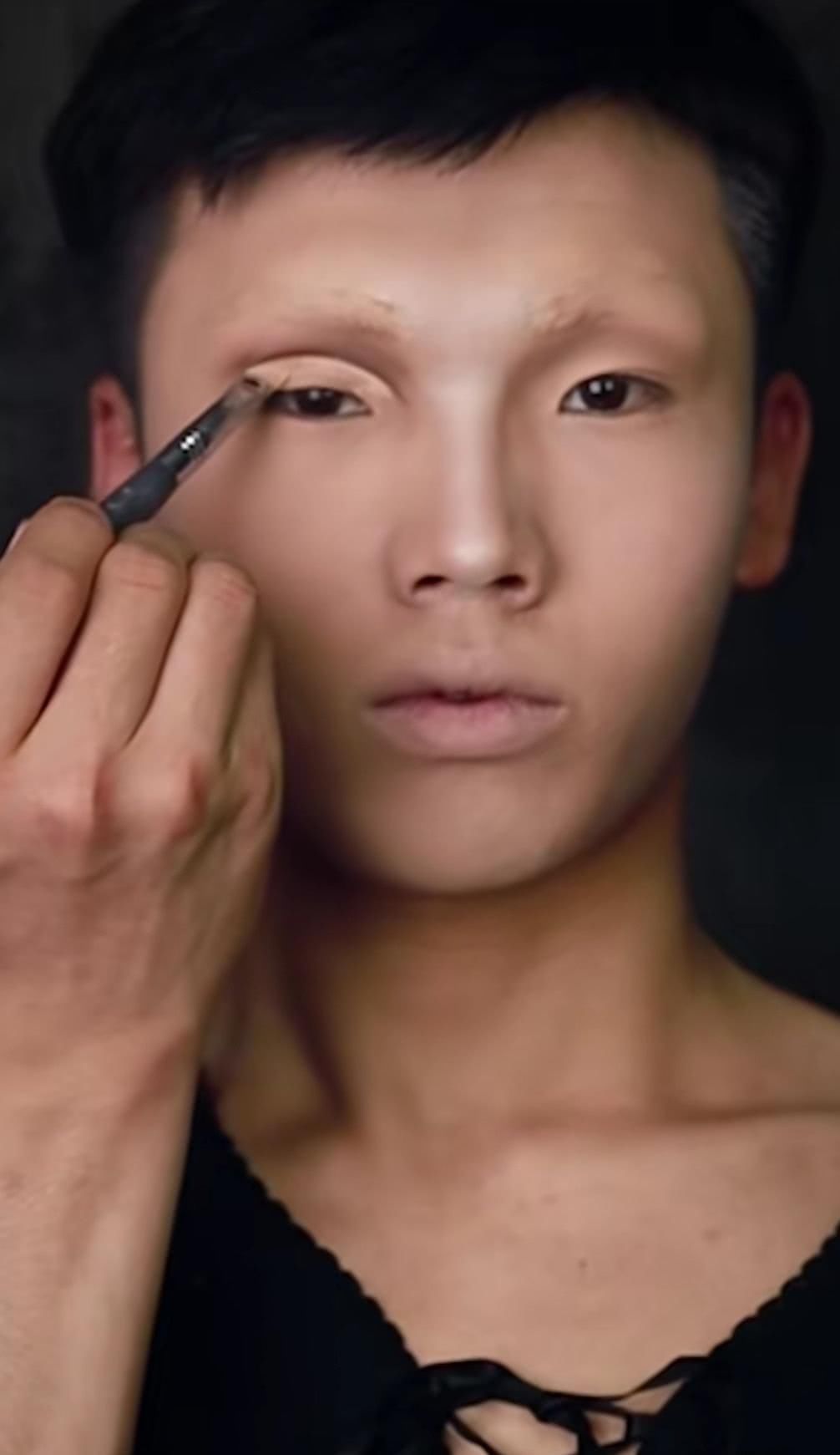 成品|小哥哥画“这个杀手不太冷”小女孩仿妆,身材引争议,成品美到流鼻血