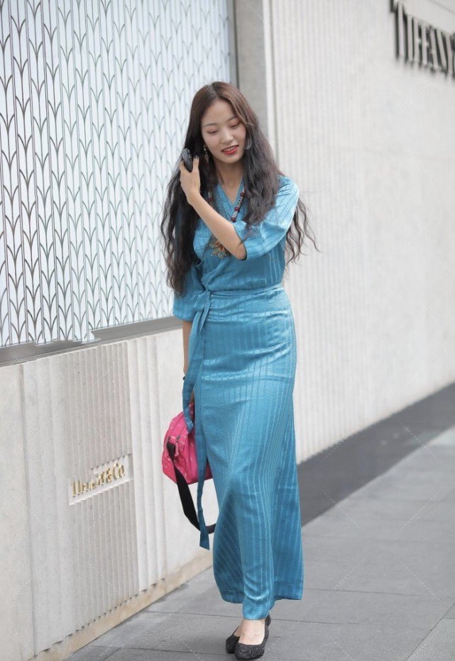 古风|蓝色裹身裙看着像袈裟,材质的选择更是古风,装饰高跟鞋都很复古