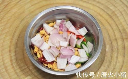 葱白蒜片|厨师长教你“宫保鸡丁”又嫩又滑技巧，学会了不用出门在家就能做
