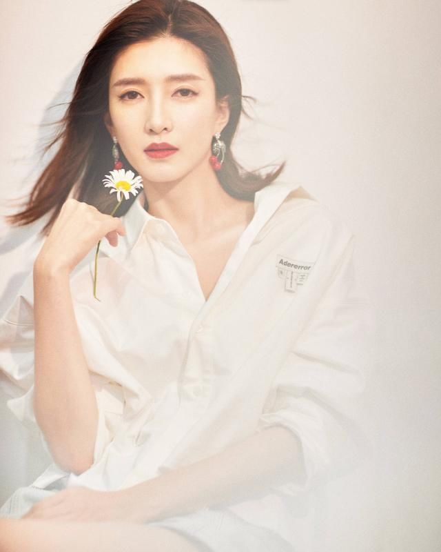 小江|来了来了她来了,曹皇后也来直播间了,气质小江总女神范十足