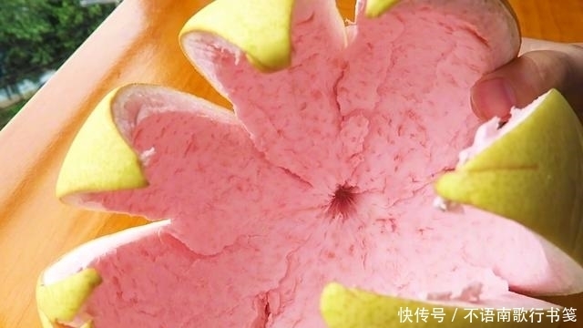 吃完|吃完的柚子皮千万别扔,教你做成糖,晶莹剔透,甜蜜可口,超好吃