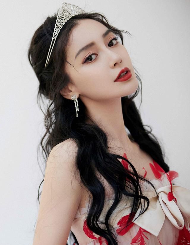 黄晓明、李菲儿同台，杨颖发文谈插足感情，网友质疑两人离婚了？