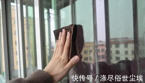 年前大扫除,玻璃太脏别用水擦了,只需喷一点它,干净透亮无水印