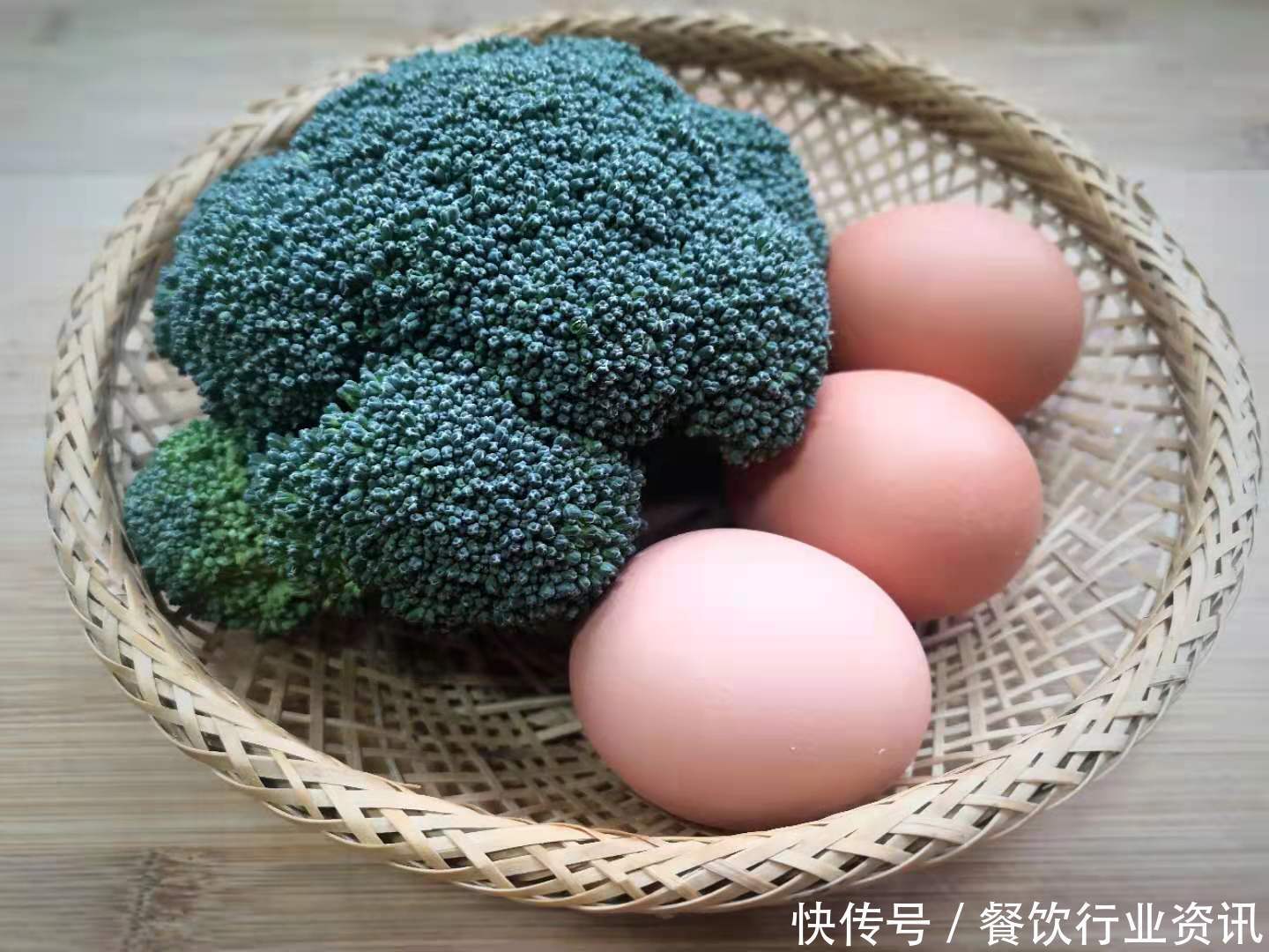 蓝花|“西蓝花鸡蛋羹”,每天早上都得做,10分钟出锅