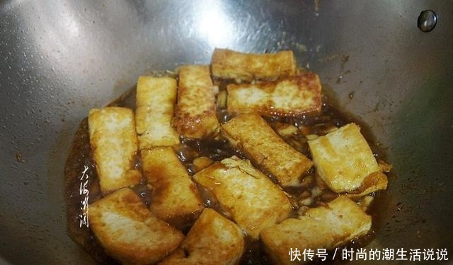  入适量|煎豆腐时，千万不要直接下锅，大厨教你1招，豆腐不破不碎不粘锅