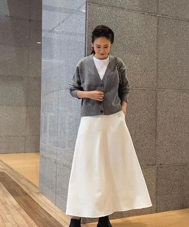 显高显瘦 50岁女人别穿得太花哨,合理配色与得体搭配才高级,时髦又显年轻