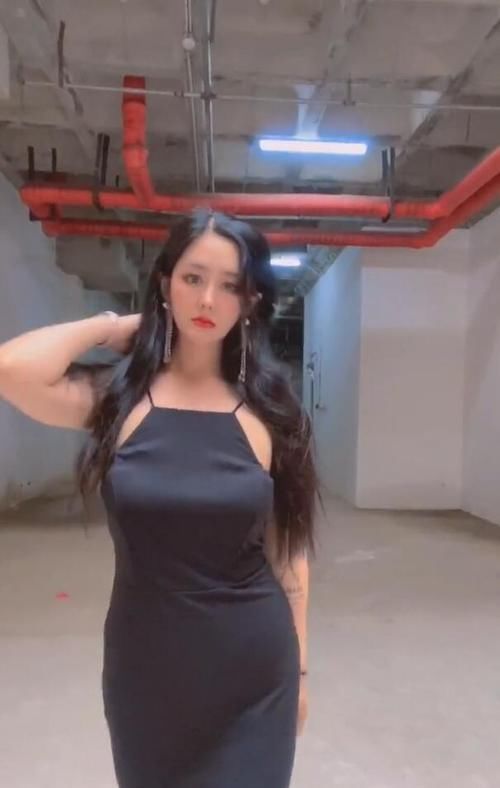 “越简单越时髦”，一身黑裙让人无可挑剔！