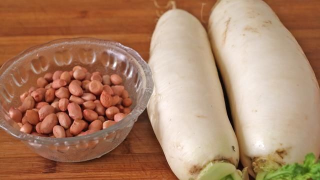  花生米|白萝卜怎么做最好吃，大厨教你，加1碗花生米，开胃下饭又解馋