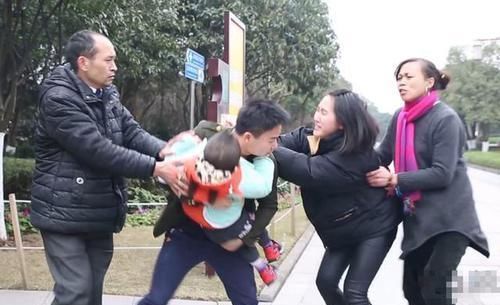 乞丐|6岁乞丐街头认出妈妈,妈妈却拒绝相认:你认错了,我的孩子在家