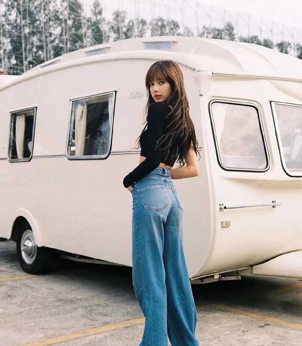 2021时尚秀场:开年时髦穿搭套路:“上短下长”,今天开始流行?