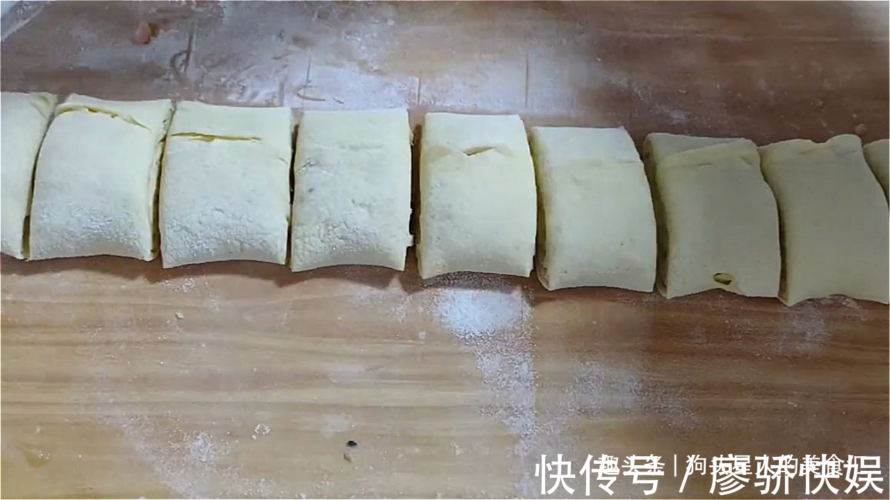 油酥|玉米面油酥饼做法，加多一种材料，口感丰富，吃着蓬松柔软，真香