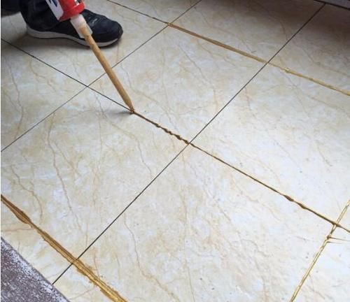 美缝|瓷砖刚铺完接着做美缝？工人耍小聪明，业主被坑惨！