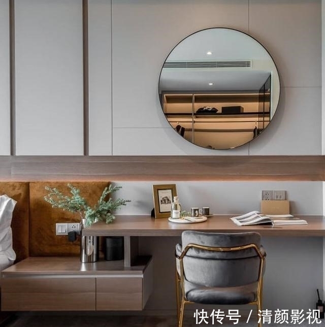 床头|传统床头柜我看不上，悬空设计延伸2m桌面，一字排开可享3大功能