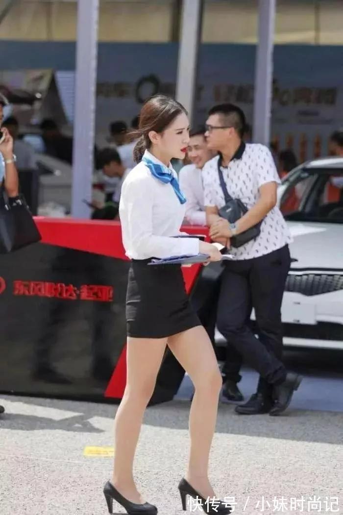 衬衫 时尚街拍:黑色包臀裙+白衬衫,职场范儿十足