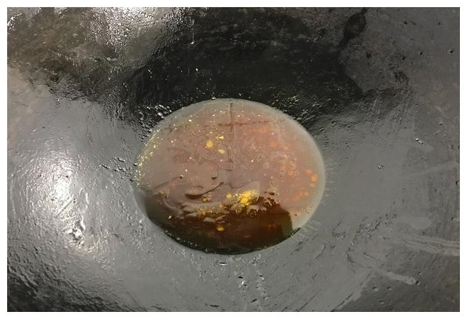 鹌鹑蛋这做法火了,加一把面条,酥脆开胃,比糖醋排骨还好吃