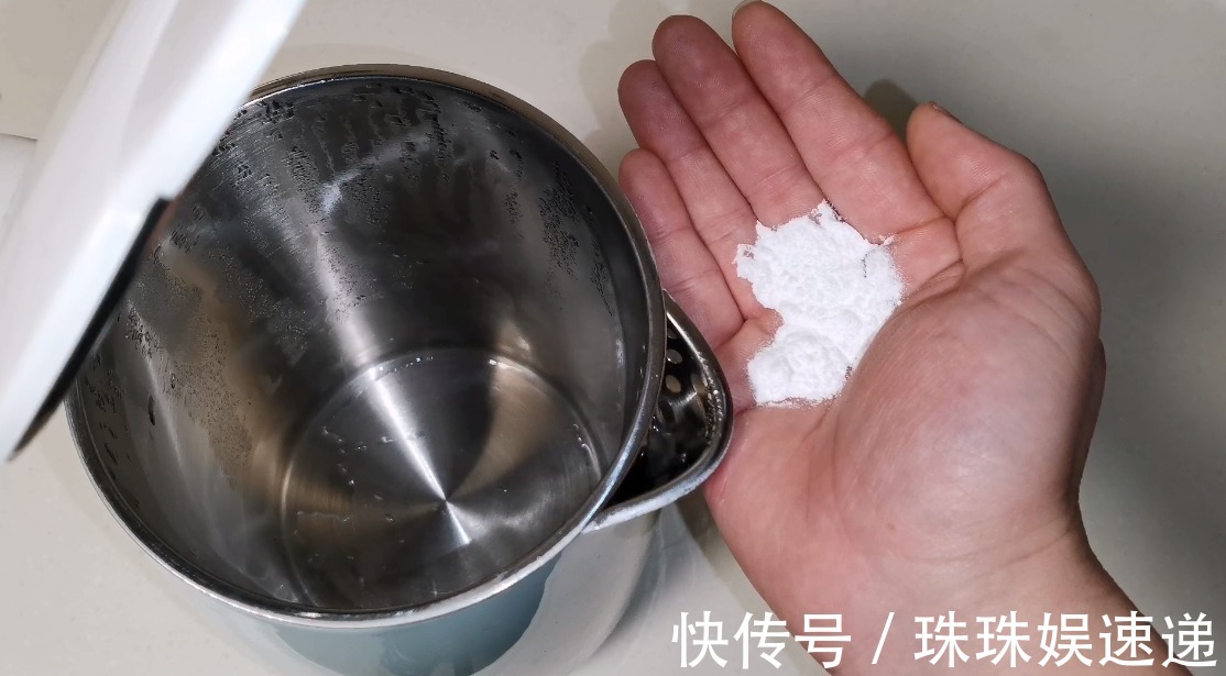 茶壶水垢又厚又脏，只需撒上一把，水垢自动往下掉，水壶干净如新
