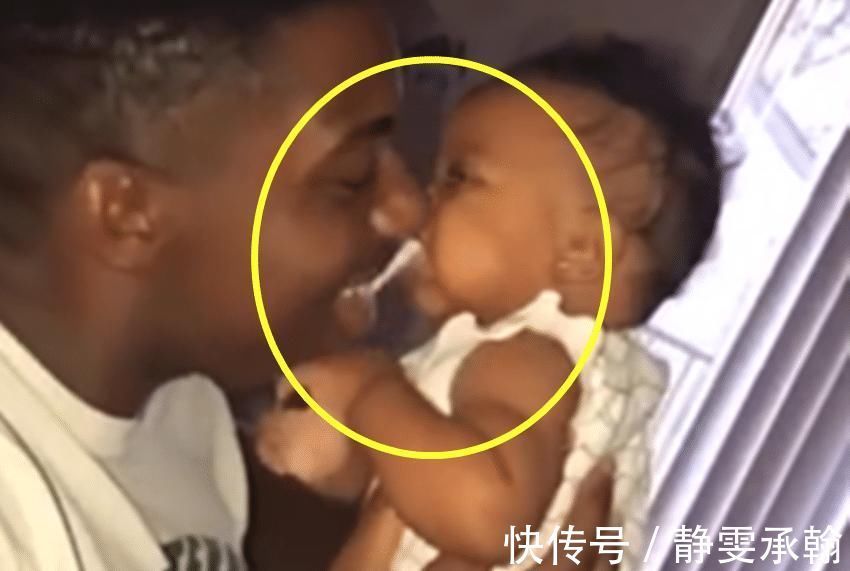 抓狂|亲爸为逗娃,抱着娃不停摇晃,接下来宝宝的一个举动令爸爸抓狂了