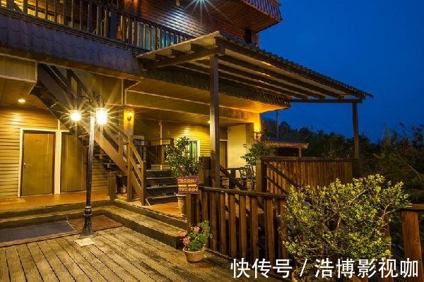 丽江发现一户人家院子，那叫一惊艳！太美了，拍照给大家看看