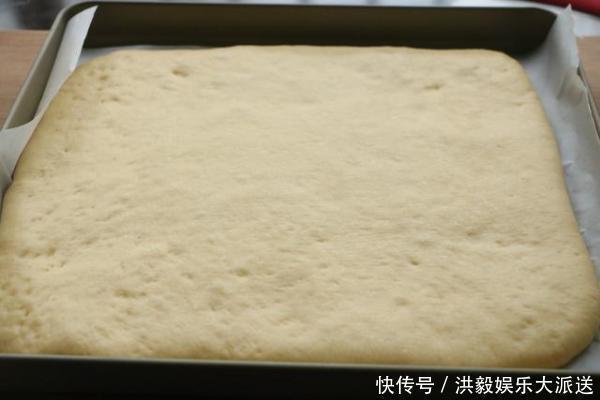 面粉别蒸馒头了,试试如此做,比面包好吃,出锅女儿一口气吃3块