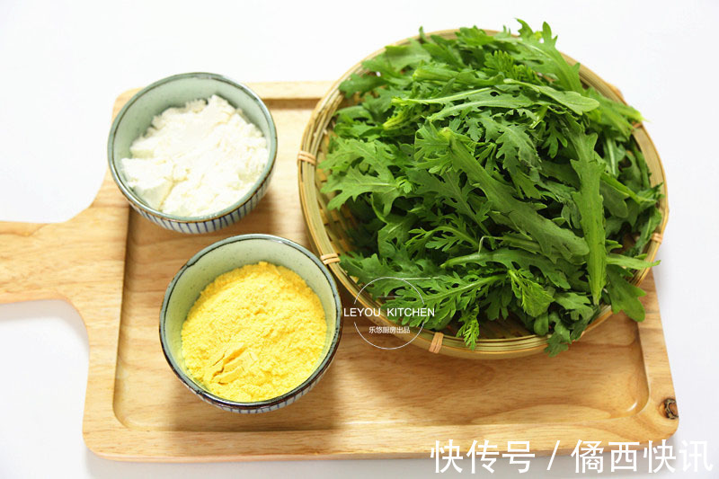 茼蒿叶拌点面粉蒸熟，比炒着吃更香，是菜也是主食，饱腹还不长肉