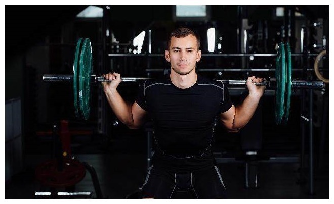 小伙子|那个每天做100个深蹲的小伙子,现在3年过去了,他现在怎么样