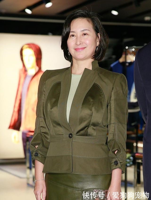 优雅 何超琼身材微胖,“贵妇范”穿搭气场十足,阿姨辈的女人值得借鉴!