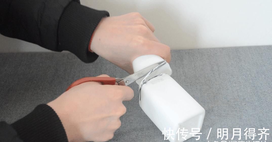 酸奶瓶子我再也不扔了, 这样改造放厨房太实用了, 家家户户都用得到