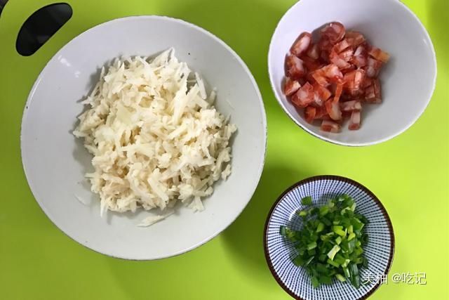 想不到莲藕还能这样吃，一搅一煎，做成早餐营养丰富