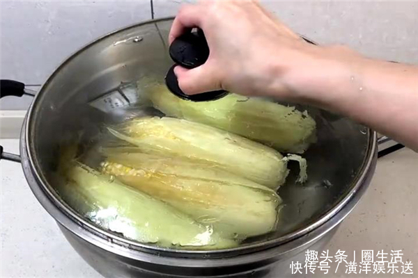  学学|煮玉米不要清水下锅，多加2样东西，玉米更加香甜软糯，快学学