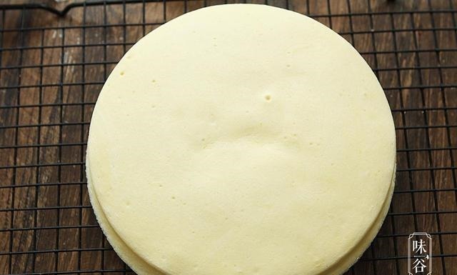 不用烤箱也能做的酸奶蛋糕，又香又软，更适合孩子吃，也不会上火！